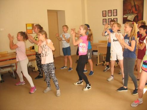 maija svinīgajā pasākumā direktors klasēm pasniedza atzinības rakstus par aktīvu dalību sporta dienā, bet katram dalībniekam Latvijas
