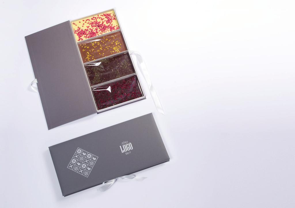 ELEGANTAS ROKU DARBA KASTES 4 ŠOKOLĀŽU IZLASE Svars: 360g Izmērs: 32 x 18 x 3 cm Tumšā šokolāde ar piparmētras lapiņām, 90g Baltā šokolāde