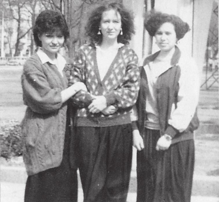 Oksana (vidū) ar divām studiju biedrenēm Uzbekistānā 1996. gadā. atzinību un slavu.