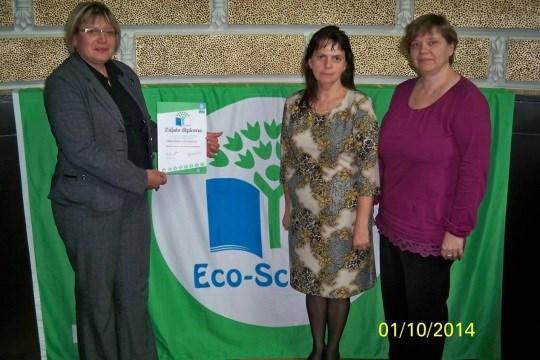 Mērsragskola Ekoskola! 1. oktobris mūsu skolai bija vēsturisks brīdis, jo pirmo reizi tās pastāvēšanas laikā skola ieguva Zaļo diplomu un Latvijas Ekoskolas nosaukumu.