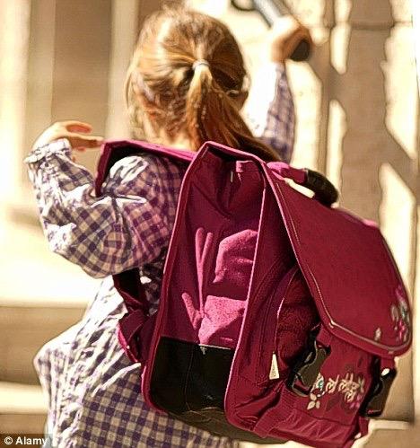 Latvijas skolas soma dāvana Latvijas valsts simtgadē Mērķis: nodrošināt Latvijas bērniem un jauniešiem valsts garantētās izglītības iegūšanas ietvaros iespēju izzināt Latvijas vērtības