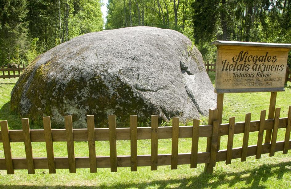 Nīcgales Lielais akmens Nīcgales Lielais akmens ir vislielākais pašreiz zināmais laukakmens Latvijā.