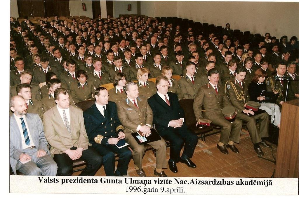 1995. gadā NAA mācījās kopumā 625 cilvēki, Akadēmiskais personāls: viens LU Goda