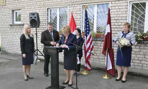 4 Uzsākti Naujenes bērnu nama renovācijas darbi ASV Bruņoto spēku virspavēlniecība Eiropā sadarbībā ar ASV vēstniecību Latvijā un Daugavpils novada domi 2015.