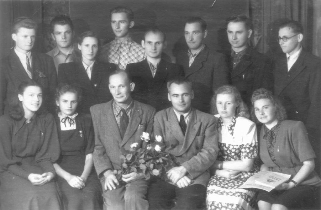 1952. gada izlaidums. 1. rindā no labās 3. direktors Vilis Jankovskis, 4.