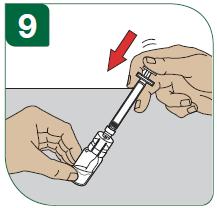 9 - Turiet pielnšļirces-flakona sistēmu nelielā leņķī.
