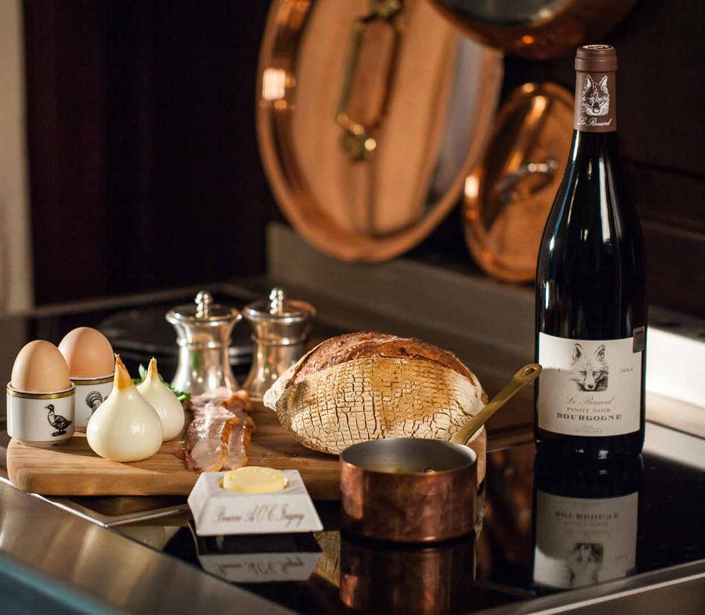38 Recepte 2016 Noble Wine OEufs en meurette Olas Burgundijas gaumē M archers šefpavārs Ivans SMIGAREVS Burgundijas reģionālā virtuve ir bagāta ar sātīgām mājas stila ēdienu receptēm.