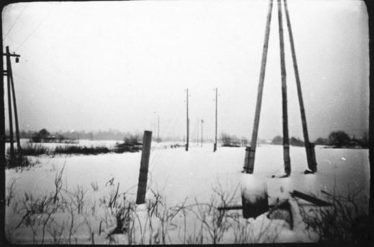 Att. SR5. Sens industriāla rakstura lauku ziemas ainavas stereopāris (1960-tie gadi) Imitējot skatu bezgalībā, t.i. savietojot att.