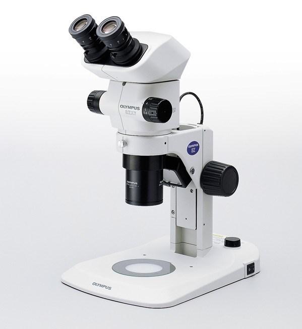 Lai gan mikroskopi pēc savas būtības ir monokulāri instrumenti, tomēr tos izgatavo arī binokulāros variantos (http://en.wikipedia.org/wiki/stereo_microscope).