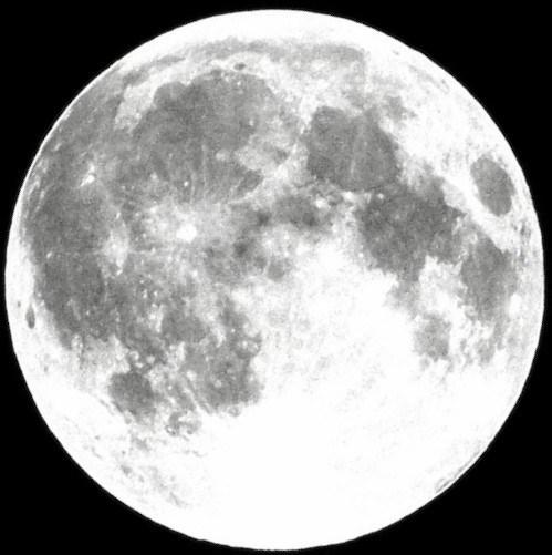 Att. KomFA4. Divas Mēness fotogrāfijas. Pa kreisi mums pierastais diska veida skats bez smalkām detaļām.
