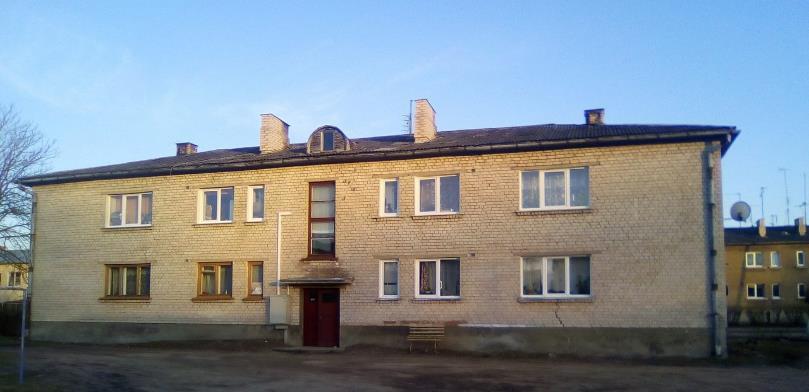 Māja atrodas Daugavpils ielā 4 Mājai ir 34 logi, 8 dzīvokļi, 2 stāvi, 1 ieeja Māja ir uzcelta no ķieģeļiem, ir pagrabs. Ir liels šķūnis, katram dzīvoklim ir mazdārziņš.
