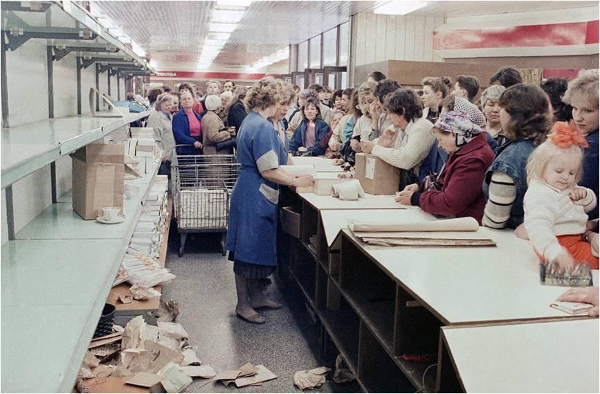 20. gs. 80. gados, kad cenas veikalos tika centralizēti regulētas, Latvijas iedzīvotājiem bija nauda, taču veikalu plaukti bija pustukši, dažu preču iegāde pat tika ierobežota.