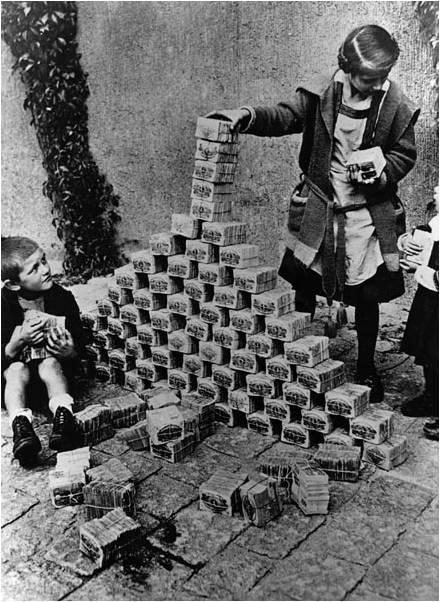 Vācijā 1923. gadā hiperinflācija sasniedz maksimumu.