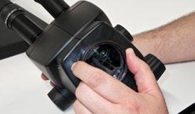 Aizsargstikla maiņa Aizsargstikls aizsargā optiku no putekļiem un iespējamiem bojājumiem. Nekad neizmantojiet Leica A60 bez aizsargstikla, citādi optikā var iekļūt putekļi un netīrumi.