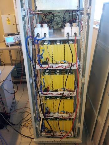 Izstrādāts līdzsprieguma mikrotīklu komutācijas mezglu testēšanas stends, kas spēj detektēt un atslēgt īsslēgumu 600V līdzsprieguma tīklā, neradot elektrisko loku.