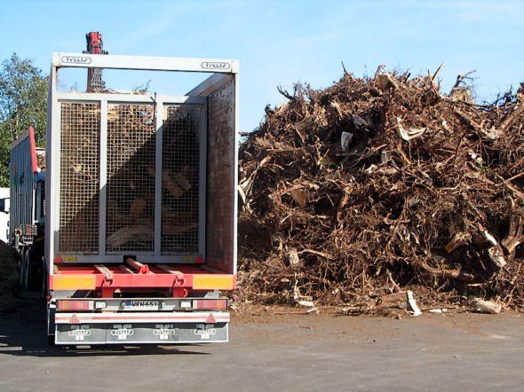 Celmu biomasas piegāde patērētājam Celmu izstrādes rezultātā augšgala krautuvē var veidoties biomasas sortimenti saplēsti celmi, rupji sasmalcināti celmi un celmu šķeldas.