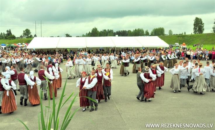 Latvijas Republikas proklamēšanas gadadienas svinības šogad notiek Maltas vidusskolas koncertzālē.
