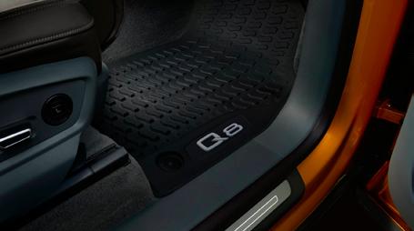 Audi Q8 oriģinālie aksesuāri Audi oriģinālie gumijas paklājiņi Izturīgi gumijas paklājiņi ar grīdai precīzi pielāgotu formu aizsardzībai pret visa veida