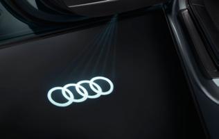 34 EUR LED Audi gredzeni iekāpšanas zonai Iekāpšanas zonā projicē Audi logo un palielina iekāpšanas zonas apgaismojumu Piezīme: Modeļiem ar standarta