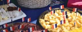 Aicinām ikvienu piedalīties ar īpaši piemeklētiem tērpiem Francijas noskaņās vai pašu gatavotiem ēdieniem, lai radītu savu franču piknika gaisotni.