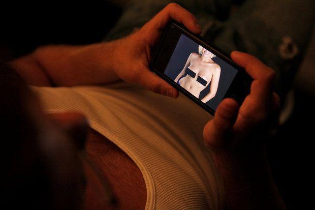 ! No angļu valodas sex + texting Saturs - galvenokārt fotogrāfijas, kurās tiek atklāts daļējs vai pilnīgs kailums,