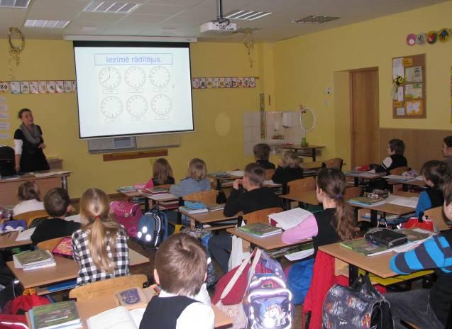 Skolas īpašie sasniegumi Skolai ir sava mājas lapa www.ozolniekuvsk.lv Internets visā skolā gan lokālais tīkls, gan bezvadu.