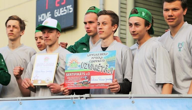 Rīgā. Pērn Latvijas skolu futbola čempionāta reģionālajās sacensībās kopumā piedalījušies ap 10 000 skolnieku.