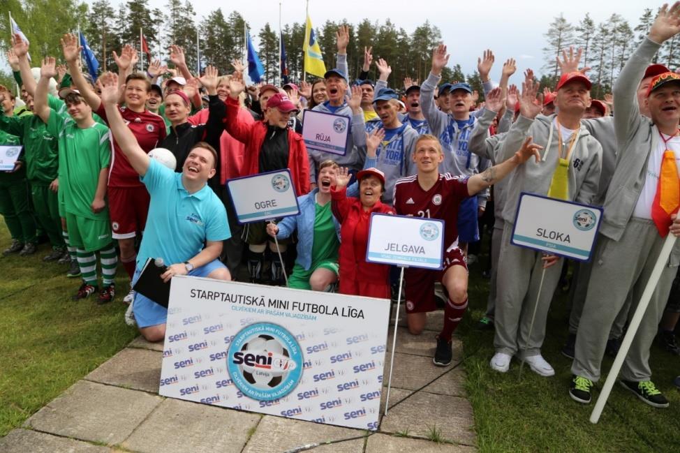 --- Seni Cup --- Latvijas nacionālās futbola izlases aizsargs un FK "Jelgava" kapteinis Gints Freimanis kopā ar sieviešu futbola valstsvienības uzbrucēju Lieni Vācieti trešdien, 27.