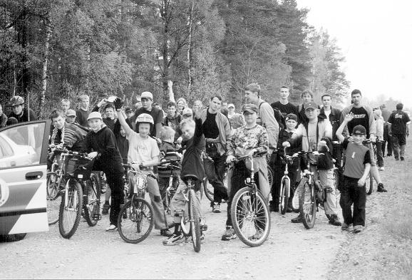 4. lpp. 2004. gada maijs Ðî gada lielajâ velotûrç braucçji bija îpaði glîti tçrpti: ikviens priecâjâs par pievilcîgo sporta krekliòu.