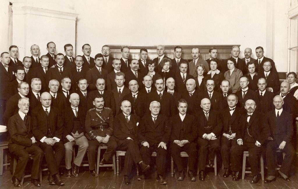 MEDICĪNAS PROFESŪRA 1924 pavasarī par pirmajiem ķirurģijas profesoriem fakultātē ievēlēja J. Alksni (arī par Fakultātes ķirurģijas klīnikas vadītāju) un J. Jankovski; par profesoru psihiatrijā H.