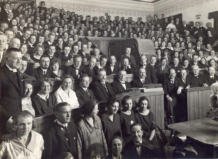 Stāsta, ka, ierodoties Rīgā (1920), jaunais profesors paņēmis līdzi kā uzskates līdzekļus studentiem četrus tūkstošus kaulu, bet pēc pusotra gada tie visi bija pazuduši studenti.