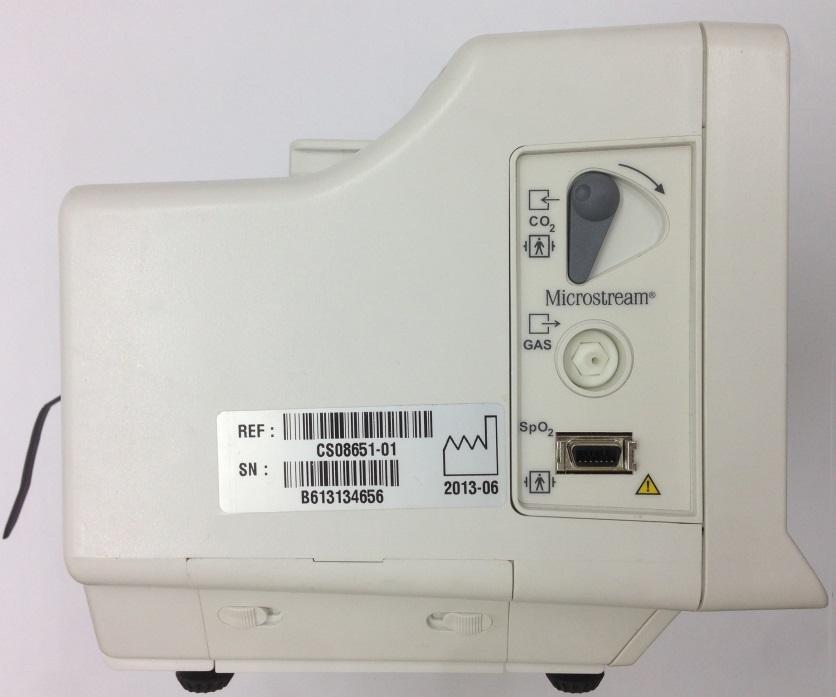 Monitora ieslēgšana Monitora kreisās un labās puses skats Monitora kreisajā pusē atrodas akumulatora korpuss un pacienta saskarnes savienojuma punkti. 1 2 5 3 4 8.