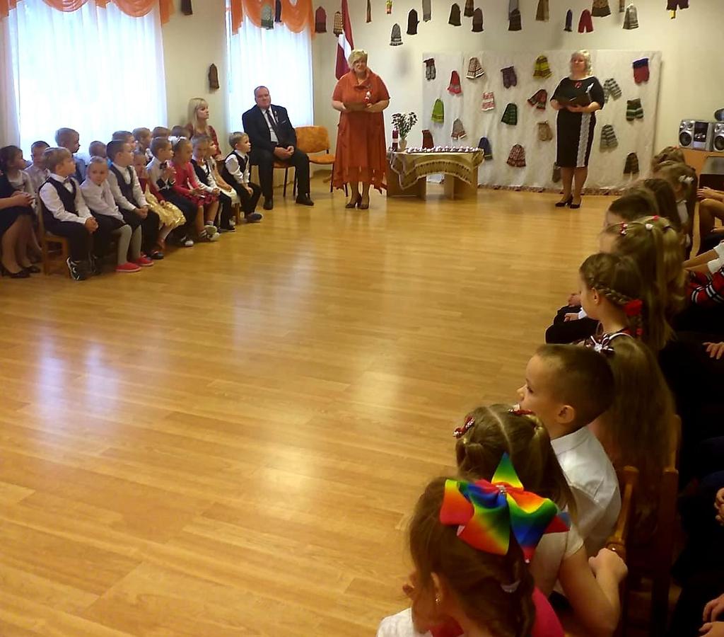 Uz Latvijas Republikas Neatkarības dienas svinībām Latvijai -100! Avotu ielā 2 pulcējās vecākās grupas bērni. Mūs svētkos apciemoja arī Līvānu novada domes priekšsēdētājs Andris Vaivods.