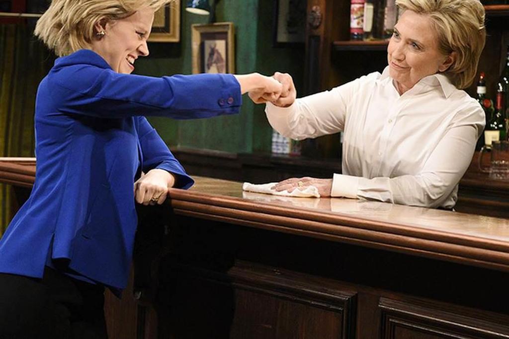 Hilarija Klintone-Vala bārā apkalpo Hilariju Klintoni. Ekrānšāviņš no NBC Saturday Night Live, 2015. gada 5. oktobris.