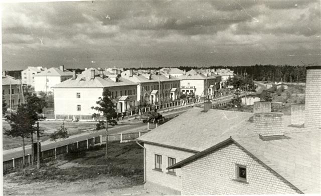 izmainīja putnu fabrikas uzcelšana, līdz ar kuru izauga arī tās strādnieku ciemats ar daudzstāvu apbūvi. Baložu pilsēta ir izveidojusies no kūdras fabrikas Baloži (1947.