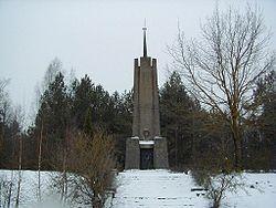 3) piemiņas akmens mežzinātnes un mežu meliorācijas pamatlicējam Latvijā, vienam no ievērojamākiem mežkopjiem Baltijā Eiženam Ostvaldam; 4) piemiņas akmens represētajiem novadniekiem Odukalnā (uz