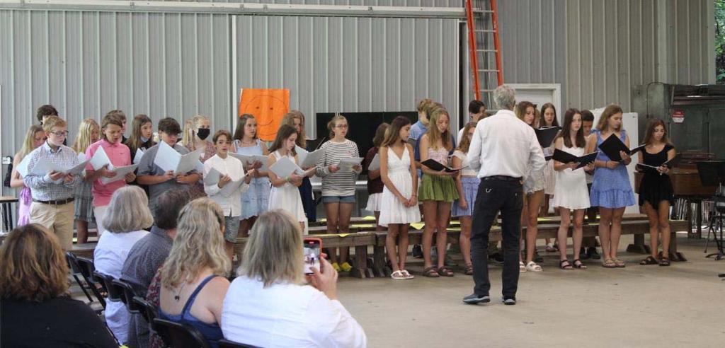 Pauls Berkolds diriģē kori Gaŗezera Vasaras vidusskolas izlaidumā Šovasar mūsu bērni bija Latviešu centra Gaŗezers vairāku iemīļoto programmu dalībnieki.