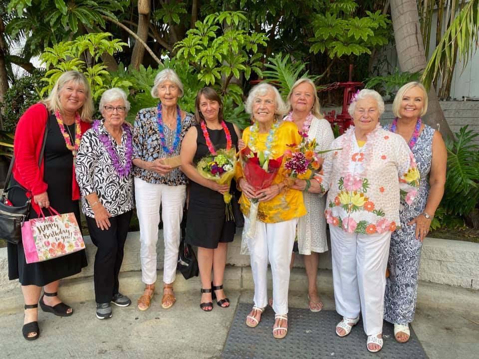 Sveicam jubilārus! Solveiga Ērmane 17. augustā kopā ar draudzenēm svinēja 97 gadu jubileju; no kr.