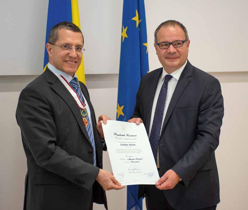 GRATULATIONEN Auszeichnungen der Klinik für Parodontologie Professor Sculean mit dem rumänischen Verdienstorden ausgezeichnet Prof.