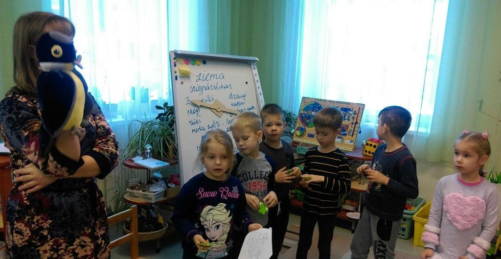Bērnu grupas prezentē citiem grupas biedriem iegūto informāciju.
