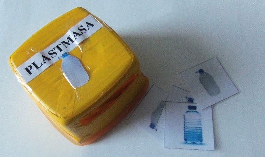 Ja figūra apstājas uz dzeltenā lauciņa, spēlētājs atrod kartīti ar plastmasas pudeles attēlu un ievieto kartīti spēles dzeltenajā atkritumu konteinerā.