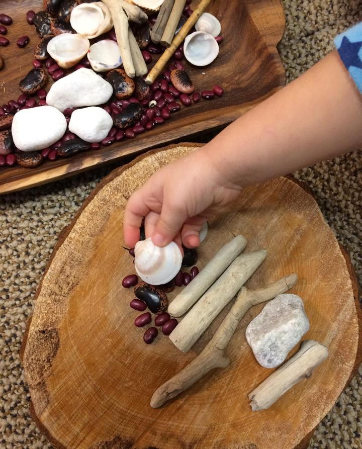 Aprakstītajā piemērā bērns izzina pieejamos materiālus un tos radoši izmanto, lai parādītu savu ideju: stāstu par akmeni, gliemezi un haizivi.