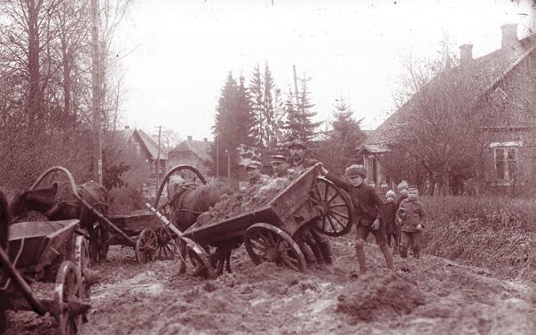 1929. gadā Latvijā uzskaitīti 137 257 kokasu un 177 197 dzelzsasu rati, attiecīgi 43,65 % un 56,35 % [3]. Latgalē kokasu rati bija 72,3 % no kopskaita. LU Inženieru fakultātes 1930.