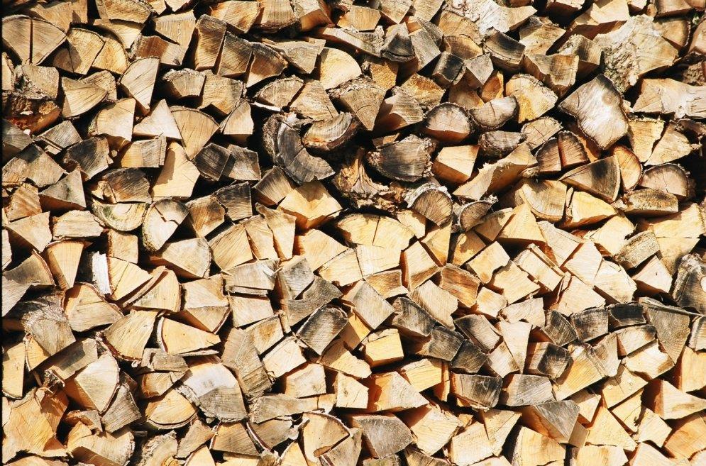 Lētākais kurināmais ir M A L K A Lētākais kurināmais. Malku iegūstam Latvijā lielākoties kā blakusproduktu, cērtot mežu vai apstrādājot koksni.