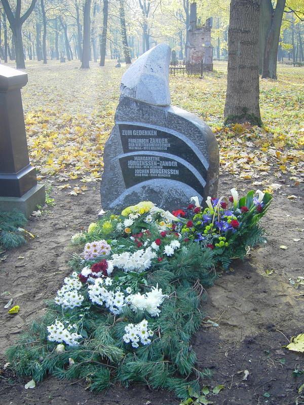 Piemineklis Frīdriham Canderam Lielajos kapos 2005. gada 4.