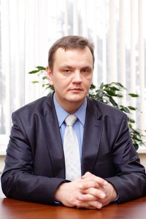 Salvis Lapiņš Salvis Lapiņš ir valdes loceklis un investoru attiecību vadītājs. S. Lapiņš studējis Rīgas Starptautiskajā ekonomikas un biznesa administrācijas augstskolā un Latvijas Universitātes Juridiskajā fakultātē.