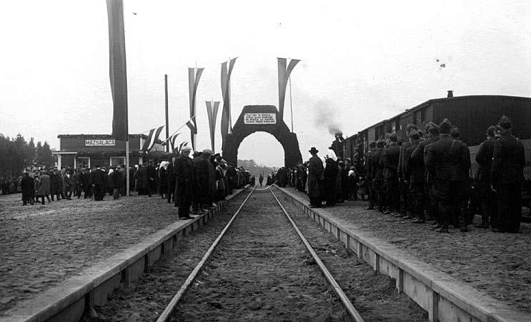 9. oktobrī Top svinīgi atklāta jaunā dzelzceļa satiksme starp Rīgu Aloju Mazsalacu. Pilsētas nami karogiem greznoti. Uz staciju dodas automobiļi, pajūgi, simtiem kājnieku.