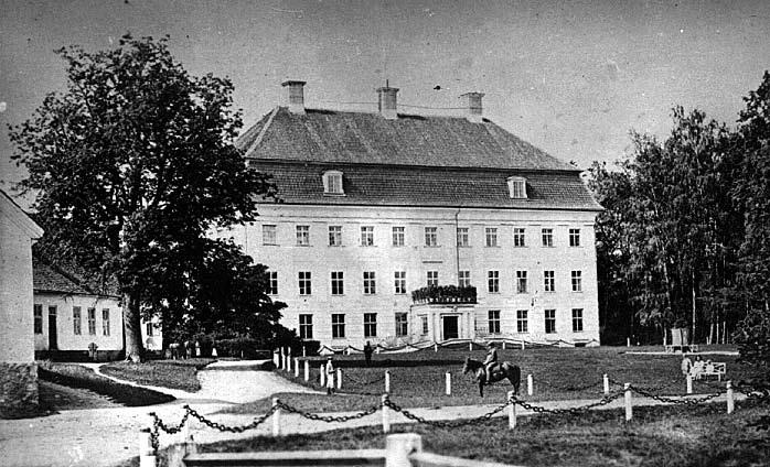 Veinholds Georgs f. Felkerzāms, 1724. g. No šiem, kā šķietams, tās nopērk 1724. g. galma tiesas viceprezidents landrāts Veinholds Georgs f. Felkerzāms. Tas ceļ muižas ēkas, apmetina Blankfeldi ar zemniekiem.