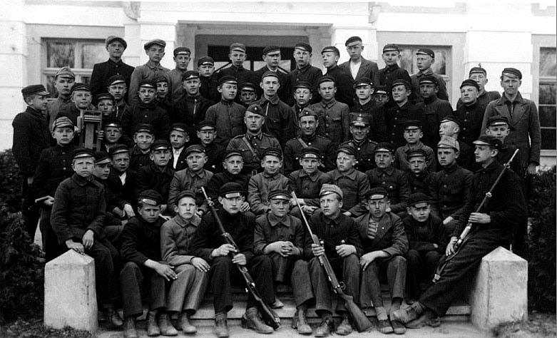 Mazsalaca. Skolnieki pie Valsts ģimnāzijas militārās apmācības nodarbību laikā. 20. gs. 30.-tie gadi.. ierīcības komitejas līdz ar centra zemi un parku bij piešķirta.