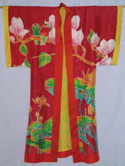 The front was cut from my pa ern and the silk borders sewn in place. I drew the lotus plants and flowers, magnolia blossoms and doves on a paper pa ern for the kimono then traced this onto the silk.